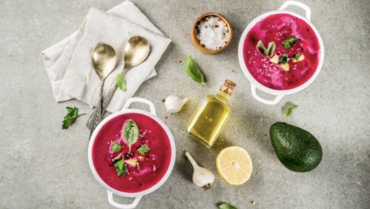Il gazpacho con avocado e feta 