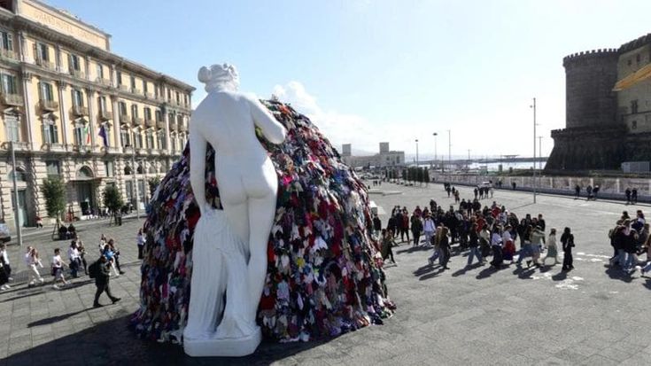 Pistoletto presenta a Napoli la Venere degli stracci: “Vorrei abbracciare chi ha bruciato l’opera e ora è in carcere”