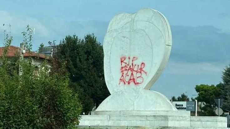 Adro, sul monumento insulti alla polizia dopo la morte di Abderrahim Fakir a Bologna