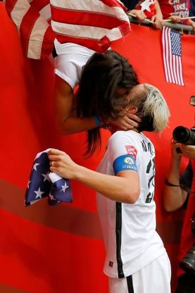 Mondiale calcio femminile, bacio dagli spalti tra Wambach e la moglie