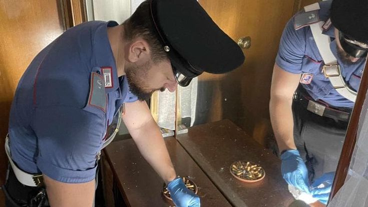 “Caffè e cornetto”, poi nasconde un chilo di cocaina in bagno: caccia al cliente misterioso