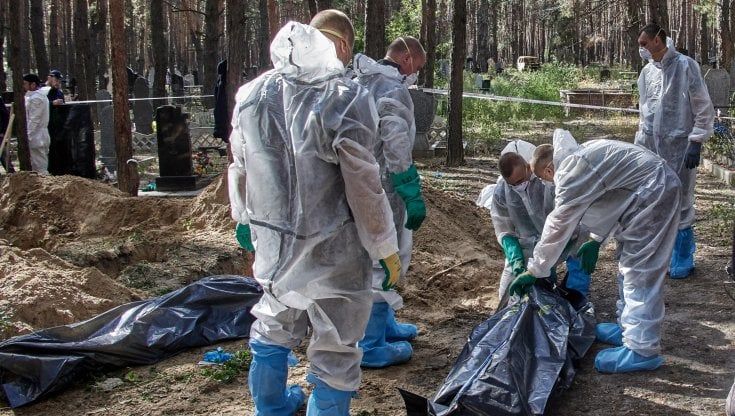 Mosca nega la strage: “A Izyum fake news”. Missili sulla centrale elettrica di Mykolaiv 