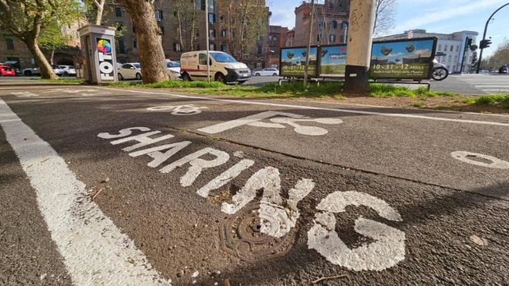 Lotta al monopattino selvaggio, arrivano i nuovi stalli: la rivoluzione parte da Prati