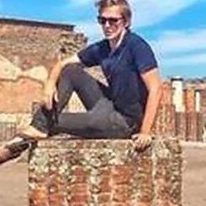Pompei,  sdegno sui social per il turista seduto sulla colonna