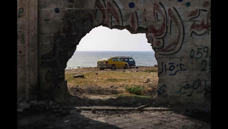 "Put your soul on your hand and walk", il film sulla fotoreporter palestinese Fatma Hassona