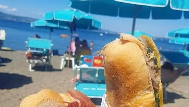 “Vietato portare panini e borse frigo”. Ecco i lidi pugliesi che aggirano le regole e impongono menù