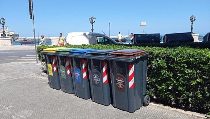 Bari, nell’Umbertino via alla differenziata porta a porta dei locali. I titolari: “Ma è un caos”