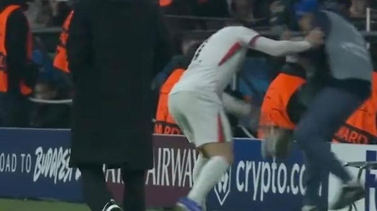 Pedro Neto spinge a terra il raccattapalle in Psg-Chelsea. Scoppia la rissa, poi arrivano le scuse