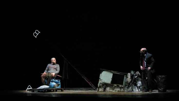 "Il cortile" di Scimone: Beckett in una discarica, così delicato e  così crudele