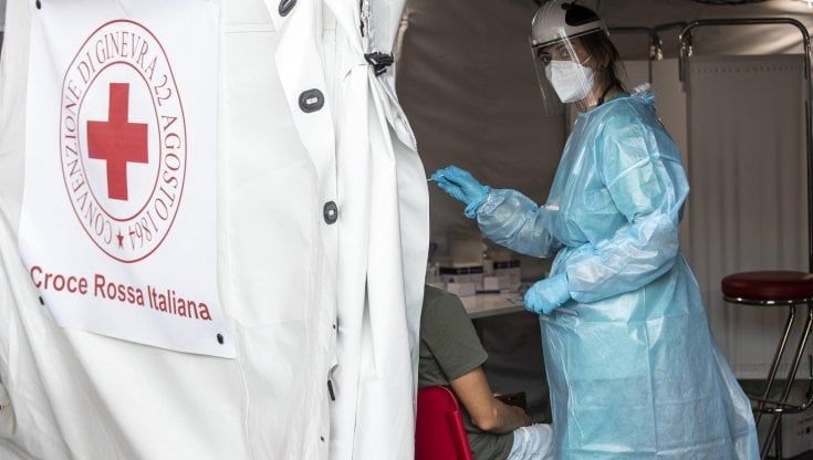 Ordinanza anti-Covid di Musumeci: mascherina all'aperto e tampone per chi arriva dai Paesi a rischio
