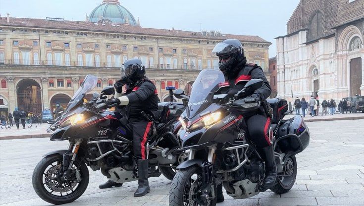 Bologna, carabinieri colpiti da un ladro in fuga: 10 giorni di prognosi