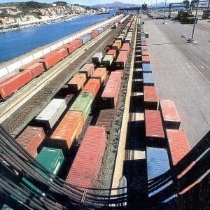 Cibo, giocattoli, sigarette, vestiti: 31 milioni di prodotti contraffatti fermati alle dogane Ue