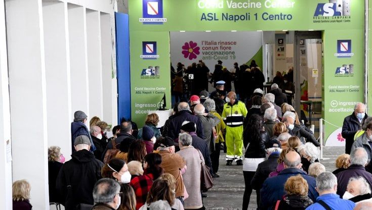Ieri record di vaccini somministrati in Italia: quasi 350mila