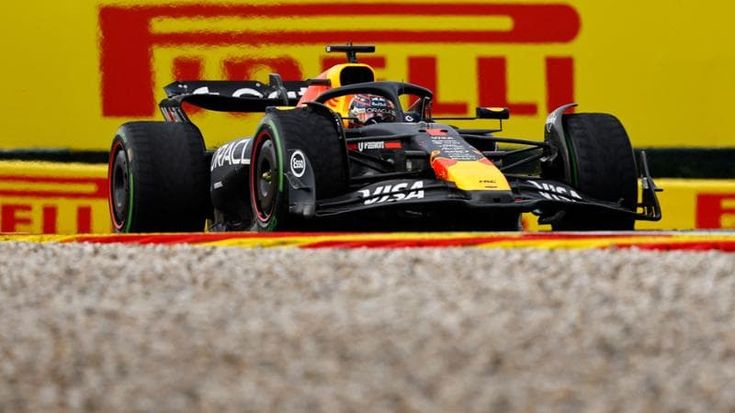 Max Verstappen guiderà la Red Bull anche nel 2026, niente Mercedes