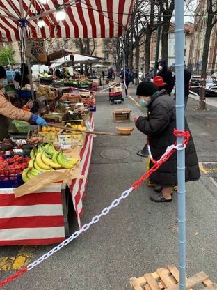 Torino, nel mercato transennato la spesa si fa con la "prolunga anticontagio"