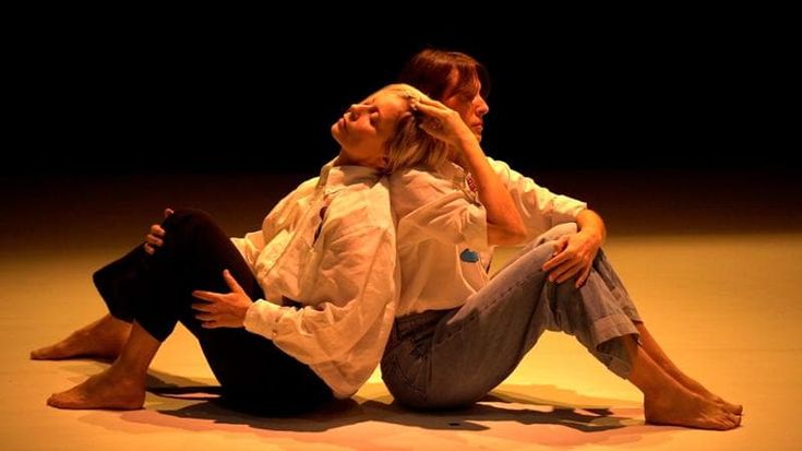 La danza fantasma di “Sista” come un duetto tra sorelle