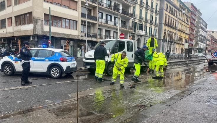Maltempo a Napoli, riaperta la preferenziale della Riviera di Chiaia. Danni anche in altre strade