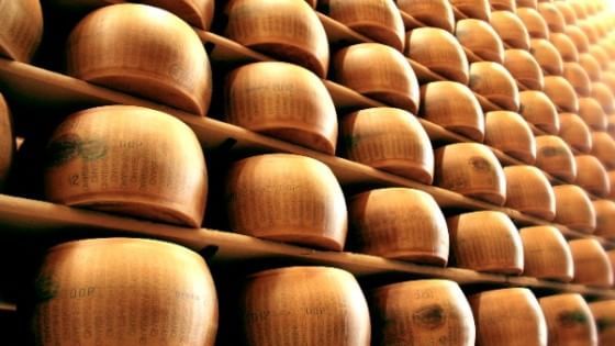 Il Parmigiano Reggiano si converte. Prima forma kosher ad Expo