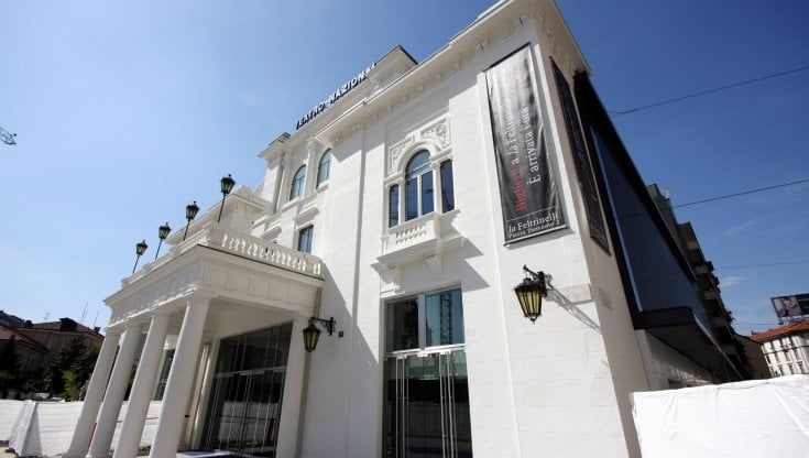 Milano, il Teatro Nazionale chiede tampone o vaccino all'ingresso e finisce nel mirino dei no vax: "L'arte è svago non dittatura sanitaria"