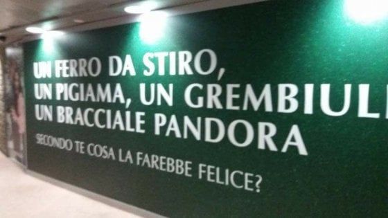 Regali di Natale, un ferro da stiro o un bracciale? Polemica a Milano sulla pubblicità nel metrò