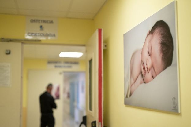 Bari, nel reparto di Ostetricia le foto dei neonati e dei loro genitori