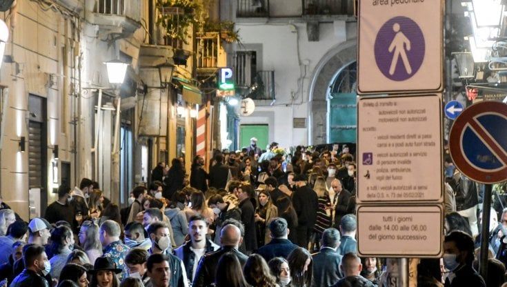 Movida violenta a Napoli, 14enne picchiato con un tirapugni per difendere la fidanzatina