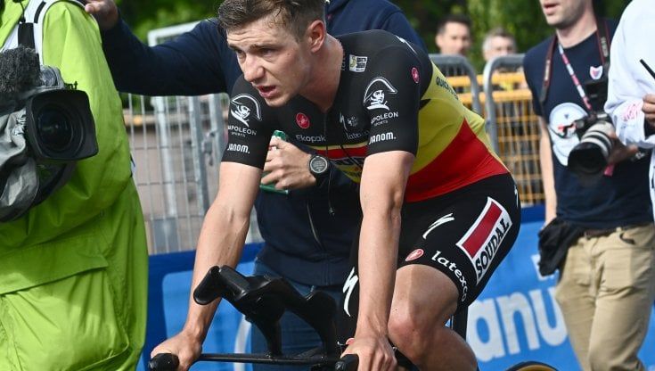 Evenepoel come Merckx e Pantani: ritirato in maglia rosa