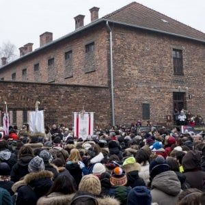Roma, viaggio della Memoria: Raggi ad Auschwitz assieme agli studenti 
