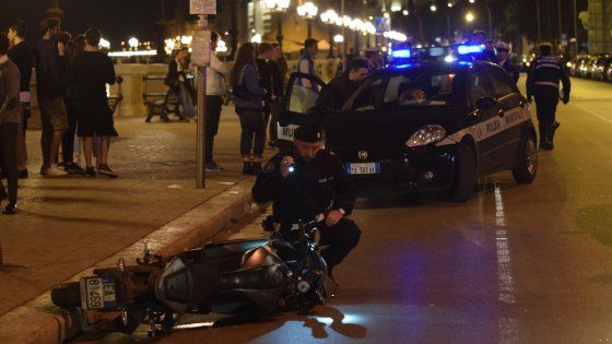 Bari, travolta da una moto sul lungomare mentre attraversa la strada: grave una 46enne