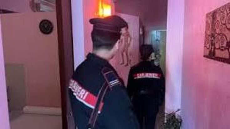 Velletri, la casa a luci rosse chiusa dai carabinieri fruttava 10mila euro al mese. Due arresti