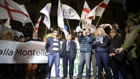 Milano, Salvini al presidio anti profughi: "Regalo di Salah, sì a disobbedienza forze dell'ordine"