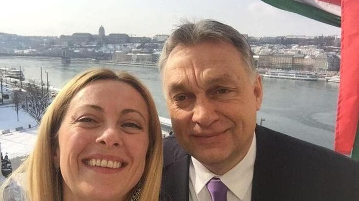 Meloni vola dall’amico Orbán, Salvini abbraccia Le Pen. L’Italia sempre più a destra (e lontana da Bruxelles)