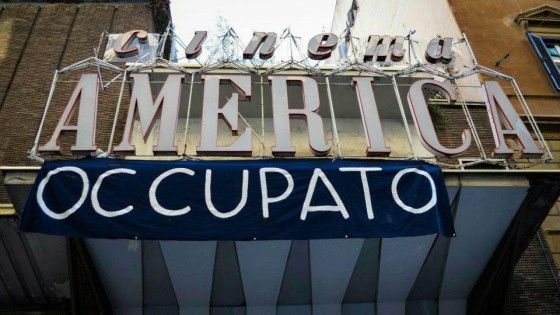 Nuovo cinema America, gli squatter perbene che sognano di salvare il mondo con i film