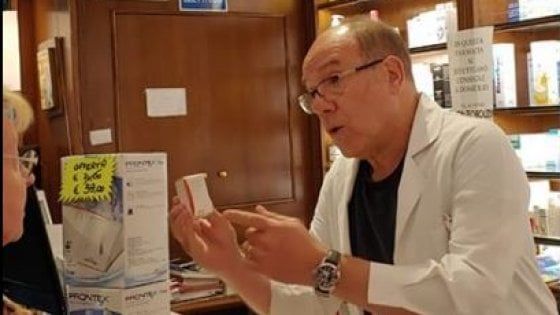 Verdone in camice bianco si improvvisa farmacista a Roma: "È il mio regno"