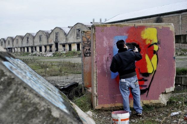 Dall'obl&igrave;o al colore, i writer alle ex Officine reggiane