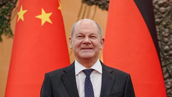 Scholz in visita in Cina tra le polemiche: “Fermo ai vecchi schemi, fa business as usual”