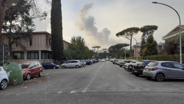 Strade groviera a Roma sud,  buche, strisce bianche sbiadite e marciapiedi inesistenti. Dall'Eur a Mostacciano "pedoni a rischio""