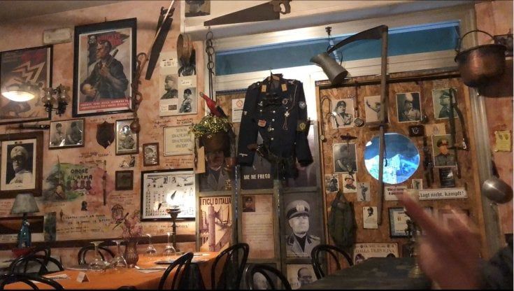 Versilia, pizzeria-museo del fascismo. Il Pd: "Chiudete il locale". Il sindaco: "Non potrei farlo" 