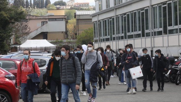 Toscana, "A scuola al 50%". Giani ridimensiona il ritorno in classe 