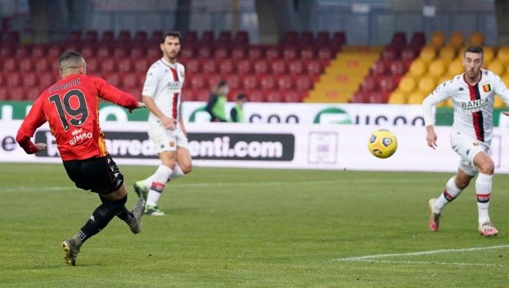 Benevento-Genoa 2-0: Insigne e Sau affondano i rossoblù. Maran torna a rischio
