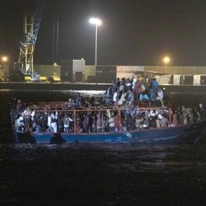Migranti, barcone con 236 migranti arrivato a Pozzallo. Salvini accusa Malta: "Una vergogna, ci risiamo"