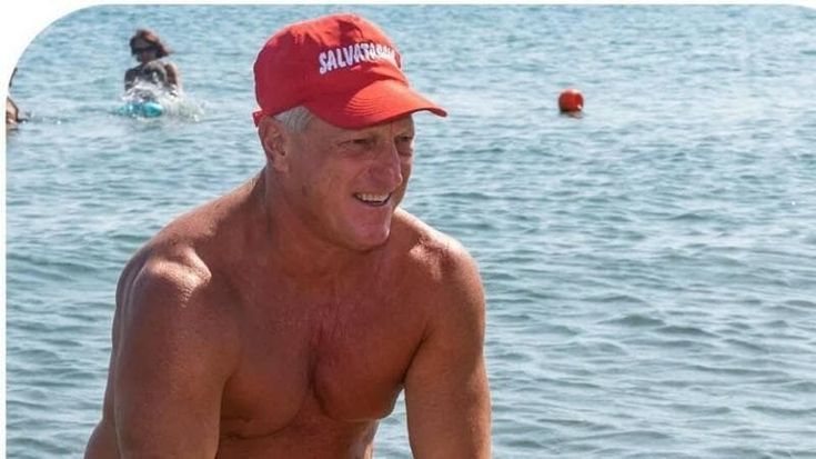 Remi alzati per il bagnino eroe Fabrizio Valente: “Ma ora servono nuove regole con la bandiera rossa”