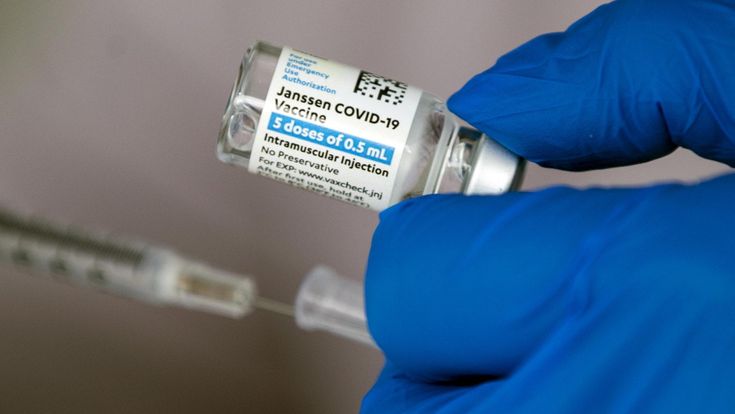 Il Piano vaccini cambia ancora: "Daremo J&J solo agli over 60". Ma resta l'incognita cinquantenni