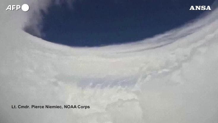 In soggettiva nell'occhio dell'urgano: le immagini dall'aereo del Noaa