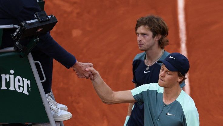 Jannik Sinner si fa male ancora: è solo sfortuna? "Ginocchio da controllare al più presto"