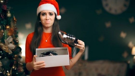 Le merci contraffatte viaggiano sempre più in piccoli pacchi