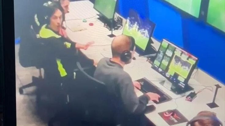 Lo chiamavano Gioca Jouer: ecco il codice segreto di Rocchi in sala Var