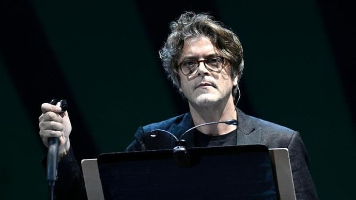 Samuele Bersani tra archi e ottoni: in scena con l’orchestra sinfonica il più felliniano dei cantautori