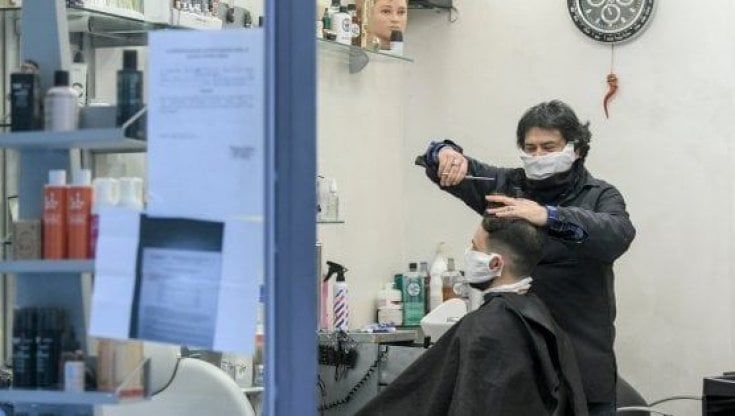 Covid, barbiere aperto in zona rossa per un "cliente speciale"