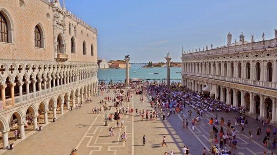 Venezia, 43 euro per due caffè e l'acqua: scontrino fa il giro del web. Il bar: "Contro di noi minacce e insulti"